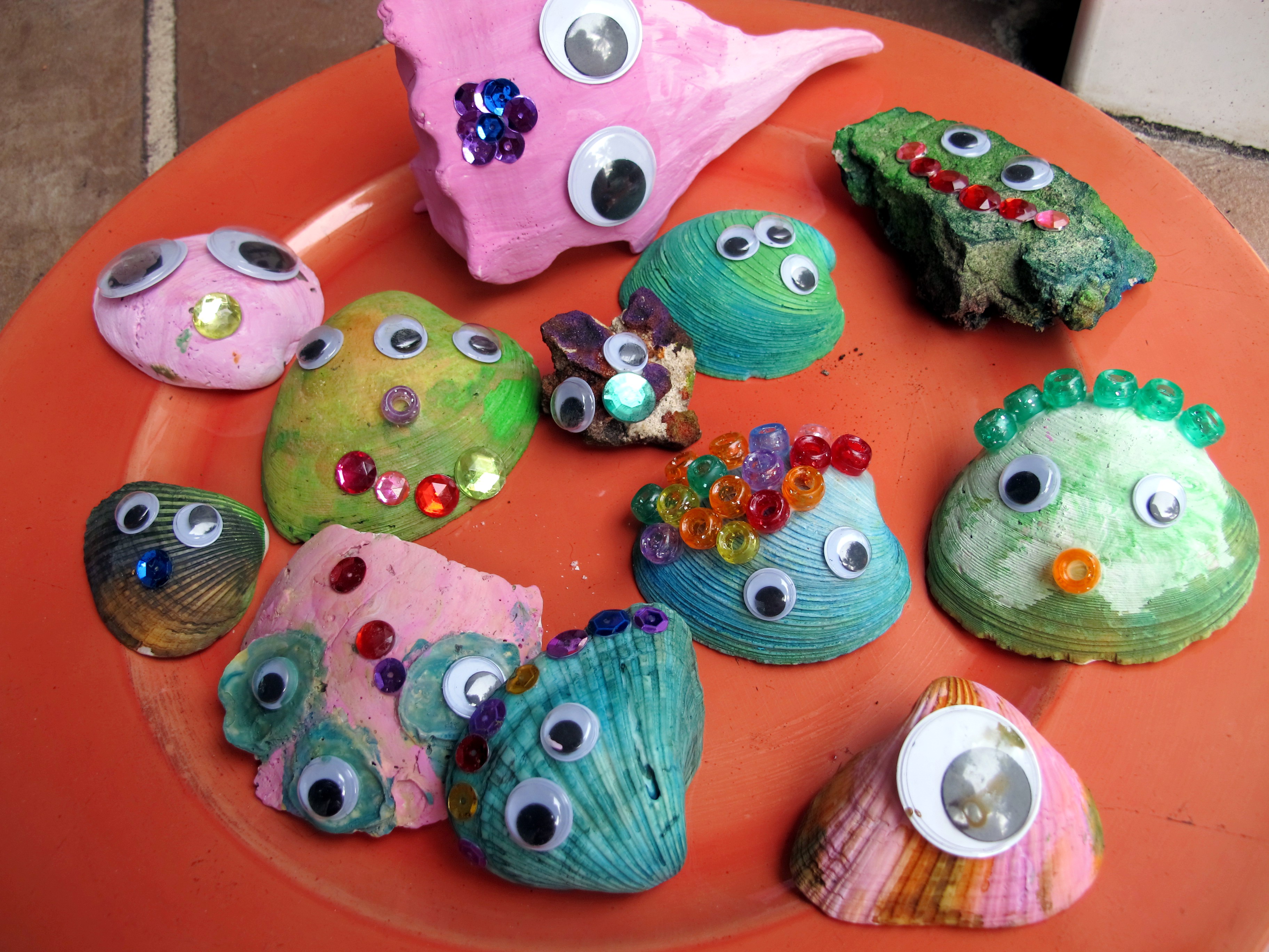 two different shell crafts – decorated frames and pots – pet shells